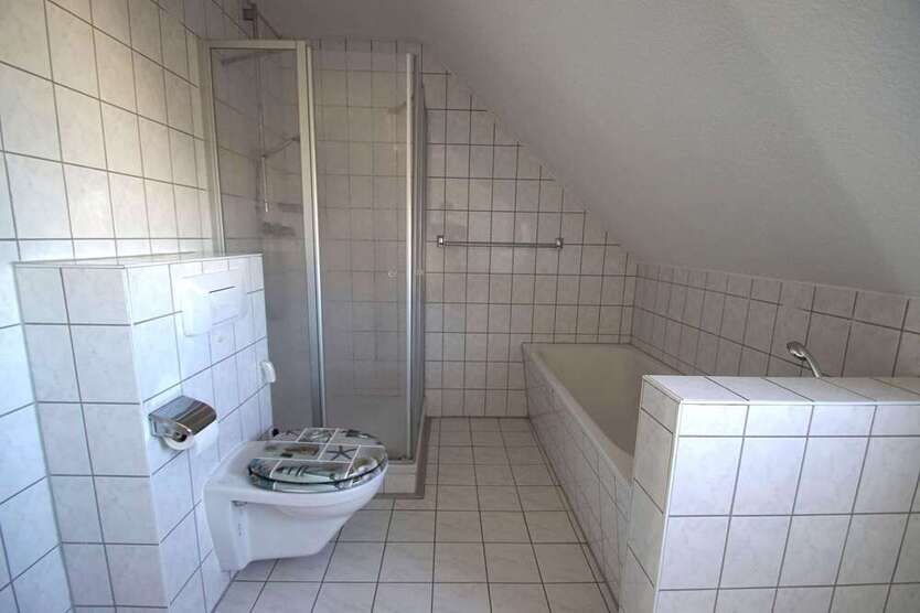 BEZUGSFREI! Gepflegte Doppelhaushälfte mit Keller und Stellplatz zwischen Halle (Saale) und Leipzig