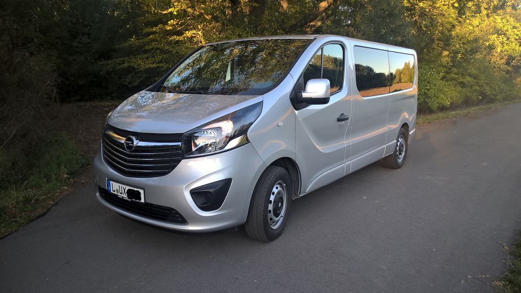 Opel Vivaro 160.000 km 18.900 &euro; borna 04552
