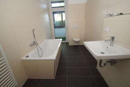 2-Zi-Whg mit Laminat, separate Küche, Wintergarten, Badewanne