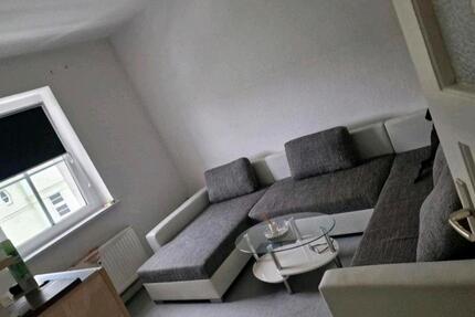 schöne 2-Zimmer-Wohnung mit Küche. Möbel kostenlos zu übernehmen zimmer