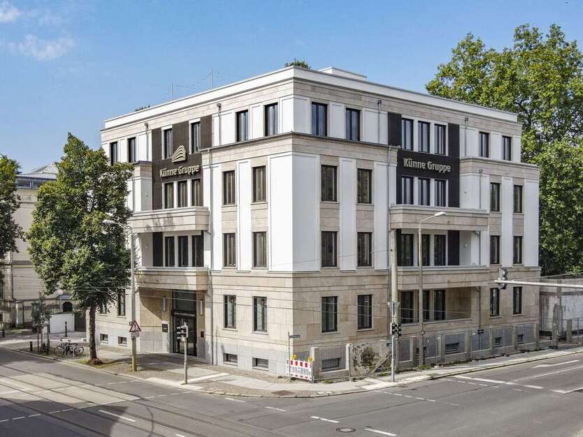 Entwicklungsfähiges Mehrfamilienhaus in zentraler Wohnlage mit Balkonen zimmer