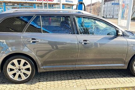 Toyota Avensis 180.000 km 4.500 &euro; leipzig 04357