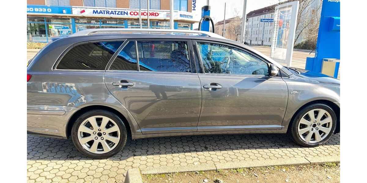 Toyota Avensis 180.000 km 4.500 &euro; leipzig 04357