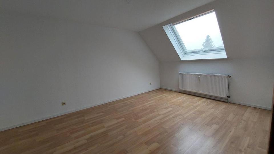 Für Euch neu renoviert- 3 Raumwohnung im Dachgeschoss mit Balkon- ab 01.12.2025 beziehbar zimmer