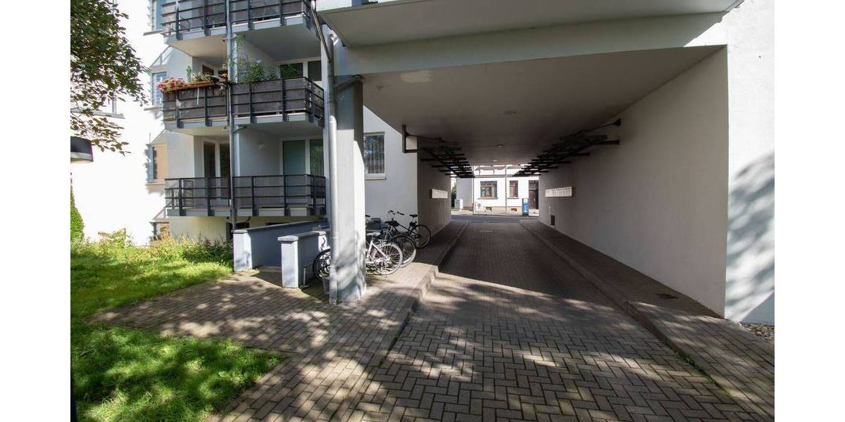 HIER BLEIBEN KEINE WÜNSCHE OFFEN Moderne 2-Raum-Wohnung mit Balkon, EBK & PKW-Stellplatz 2 zimmer