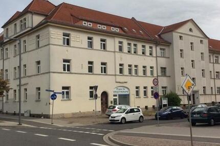 Die Gewerberäume befinden sich im Erdgeschoss eines Mehrfamilienhauses.<br>Ein Raum liegt ebenerdig und ist von der Straße aus begehbar, hier ist auch eine große Fensterscheibe, was den Raum sehr... zimmer