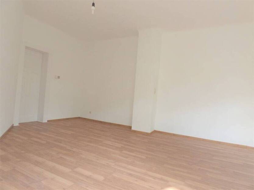 Leutzsch - Schöne 3 Zi.- Whg., Gäste WC, Loggia, frisch saniert!