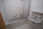 geeignet für 2er-WG - 2,5-Zi-DG-Whg - Laminat, Badewanne