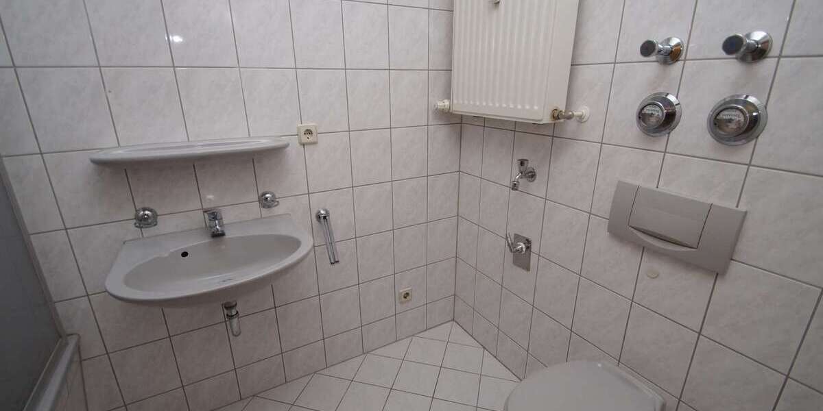 geeignet für 2er-WG - 2,5-Zi-DG-Whg - Laminat, Badewanne 2.5 zimmer