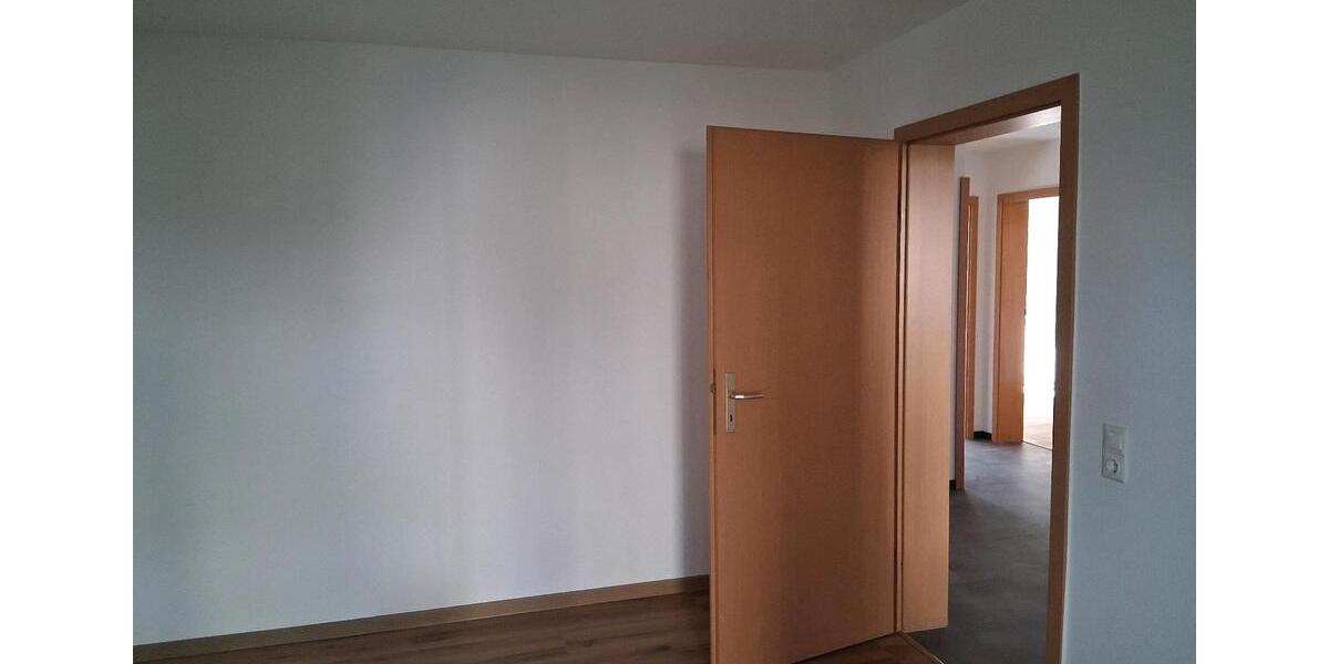 Erdgeschoßwohnung Hohenmölsen - 3 Zimmer, 70 m&sup2;, 750&euro; | Angebot:25649079