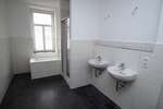 5-Zimmer-Wohnung mit Laminat, Wanne+Dusche