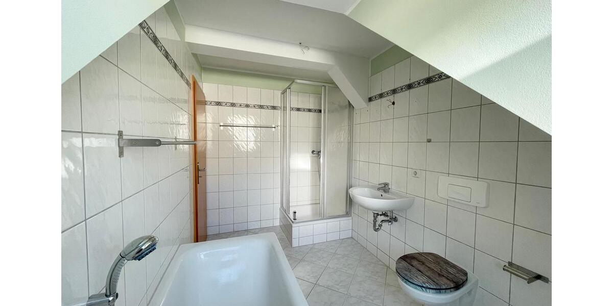 Großzügige 3-Raum-Dachgeschosswohnung mit Balkon und Stellplatz 3 zimmer