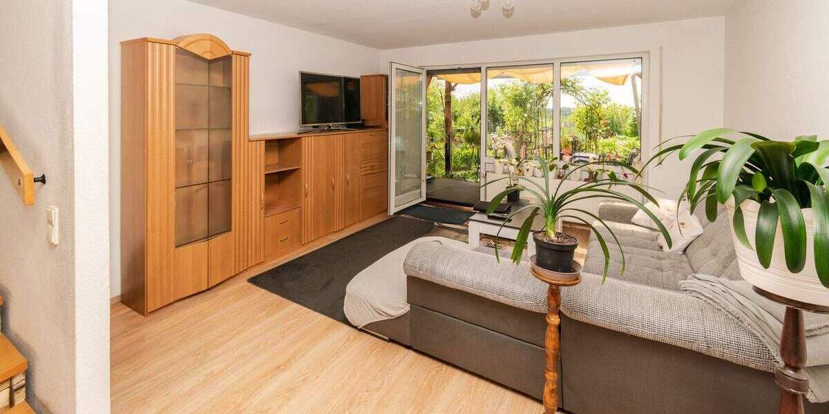 RUHIG WOHNEN, STADTNAH LEBEN Reihenhaus mit Garten, Dachterrasse und TG-Stellplatz 4 zimmer