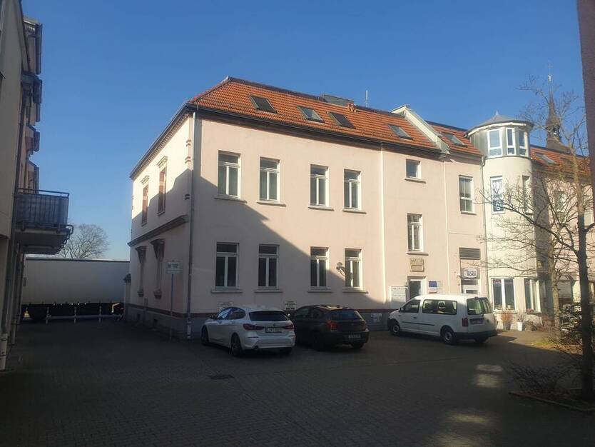 1 A Geschäftslage Büro mit großer Keller Lagerfläche, Stellplätzen und Garagen