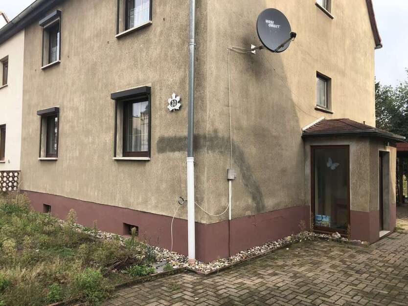 ++Doppelhaushälfte mit Entwicklungspotential in Döllnitz++ 7 zimmer