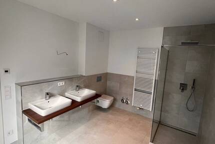 NEUBAU mit 5-Zimmern 70m² WOHNEN 2 x TERRASSEN BLICK in den AUENWALD KAMIN 2 x TG-SP ca. 7.000m² eingezäunter Gemeinschaftsgarten 5 zimmer