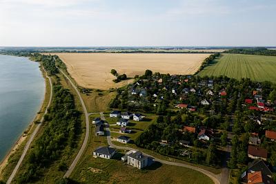 ERSCHLOSSENES GRUNDSTÜCK IN IDYLLISCHER SEENÄHE