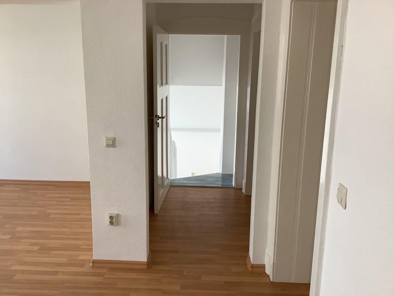 Die Gewerberäume befinden sich im Erdgeschoss eines Mehrfamilienhauses.<br>Ein Raum liegt ebenerdig und ist von der Straße aus begehbar, hier ist auch eine große Fensterscheibe, was den Raum sehr... zimmer