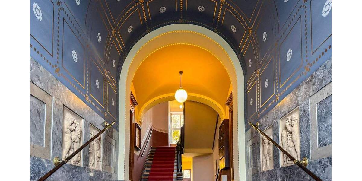 Frei werdend im Zentrum! Kamin | Lift | Loggia | Bad en suite + Gäste-WC | 2015 hochwertig saniert 2 zimmer