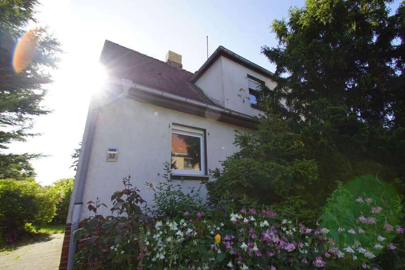 Sanierungsbedürftiges Einfamilienhaus mit Garage + Nebengelass + ca. 1.200 m² Grundstück