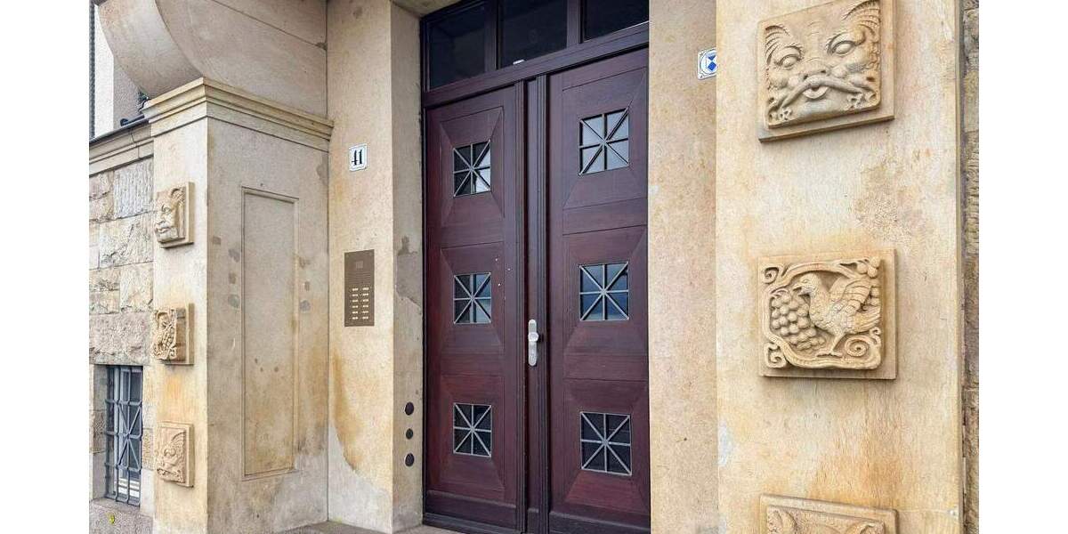 Frei werdend im Zentrum! Kamin | Lift | Loggia | Bad en suite + Gäste-WC | 2015 hochwertig saniert 2 zimmer