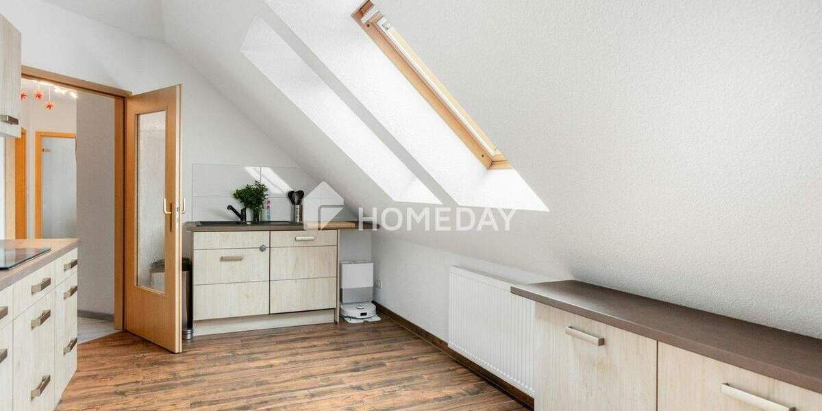 Großzügig & gemütlich: schöne Dachgeschosswohnung mit Balkon & Stellplatz - ruhiges Wohnen in Borna 4 zimmer