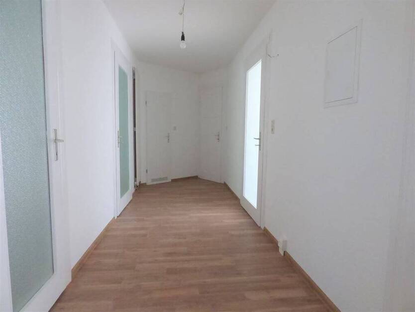 Leutzsch - Schöne 3 Zi.- Whg., Gäste WC, Loggia, frisch saniert!