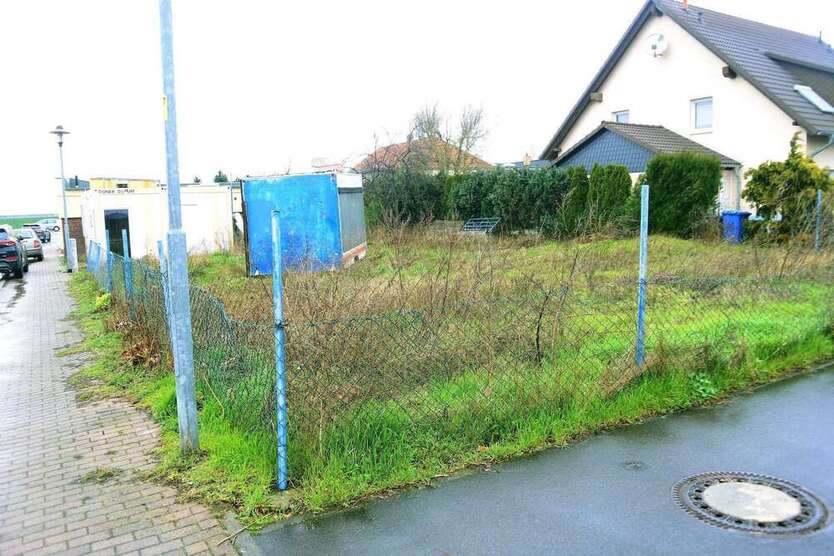 Grundstück mit Baugenehmigung für ein kleines Mehrfamilienhaus oder Einfamilienhaus zimmer