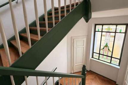 Mehrfamilienhaus mit Balkonen in Altlindenau für Faktor 20,7 zimmer