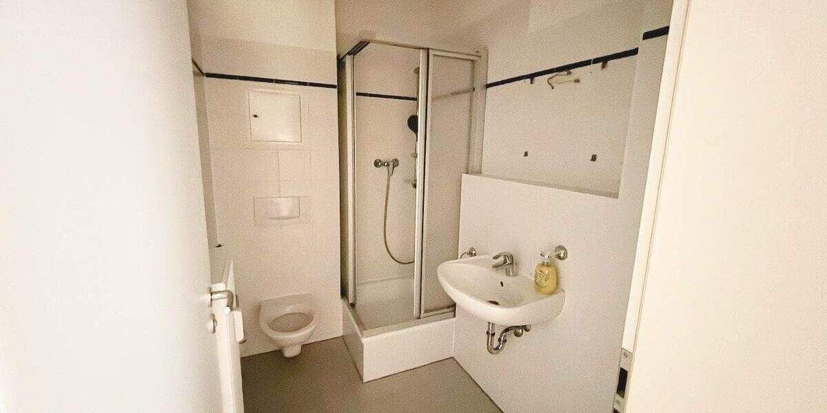 Perfekt für Singles! - Balkon mit tollem Ausblick - ruhige Lage - Laminat - Dusche - Frei ab sofort! 2 zimmer