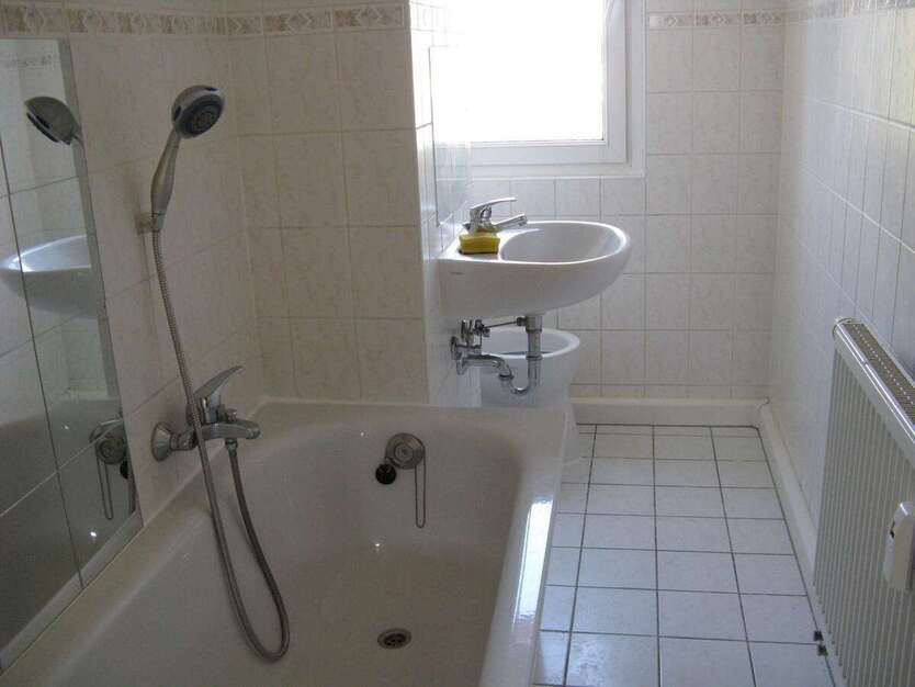 Wohnung zum Mieten in Halle 204,23 € 30.85 m² 1 zimmer