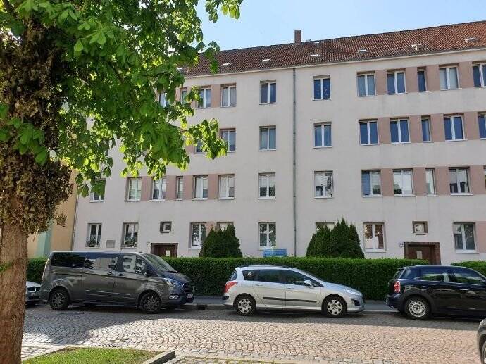 3 RaumWohnung im Erdgeschoss sonniger Balkon Laminatböden Tageslichtbad mit Wanne und Dusche !
