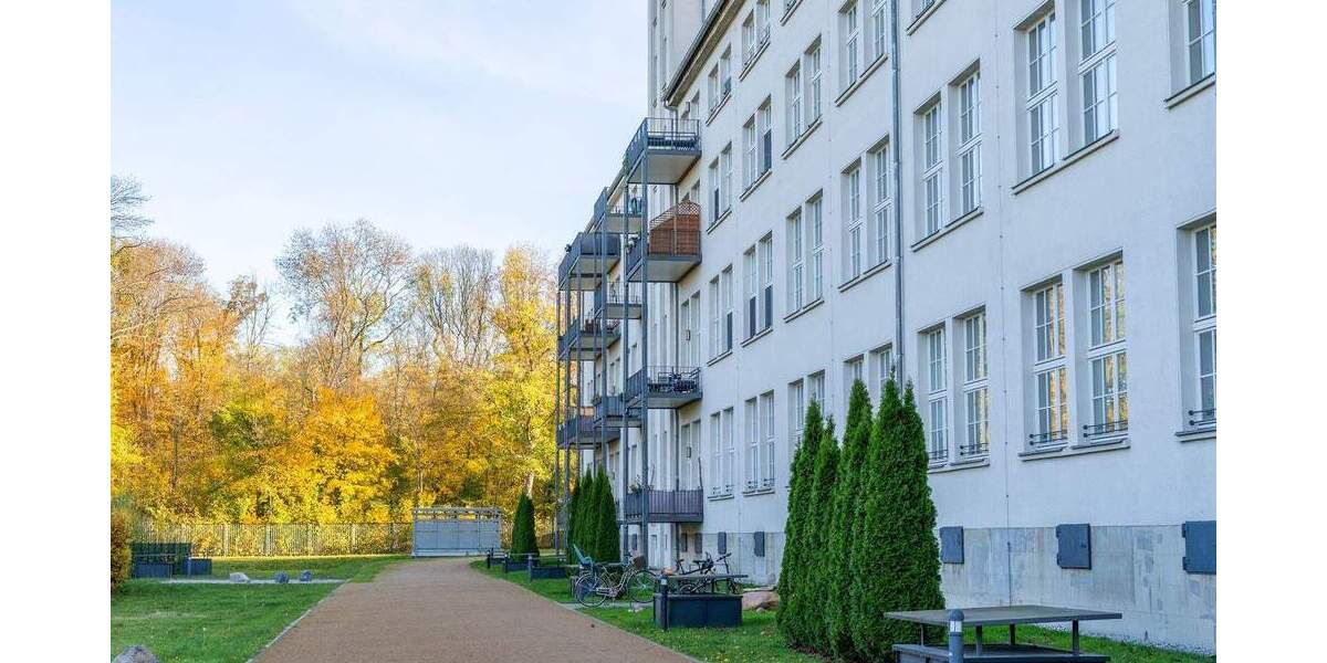 Bald frei! Loft-Wohnung mit Balkon l EBK l 2 TG-Stellplätzen & Wellnessbereich 4 zimmer