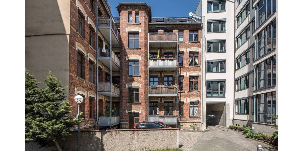 Großzügiges Wohnen mit Stil - 4-Zimmer-Altbauwohnung mit Südbalkon 4 zimmer