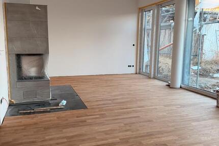 Neubau: Exklusive 5-Zimmer-Wohnung mit Garten, Kamin & Parkett 5 zimmer