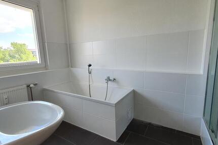 **JETZT EINZIEHEN**3-Zimmer-Wohnung Tageslichtbad Dusche+Wanne 4.OG Balkon ab sofort 3 zimmer