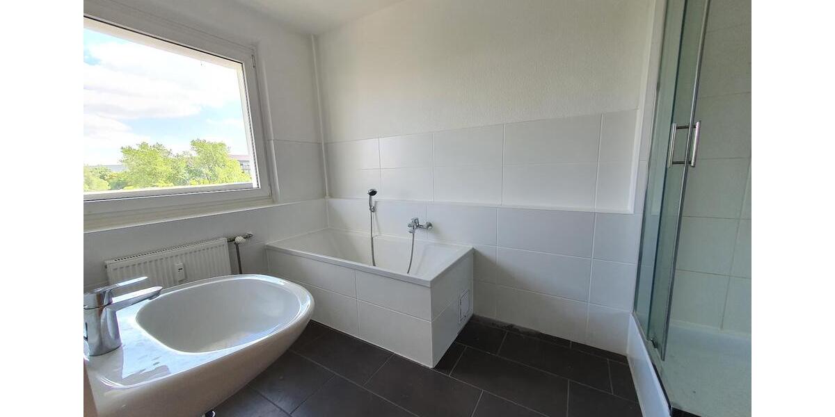 **JETZT EINZIEHEN**3-Zimmer-Wohnung Tageslichtbad Dusche+Wanne 4.OG Balkon ab sofort 3 zimmer