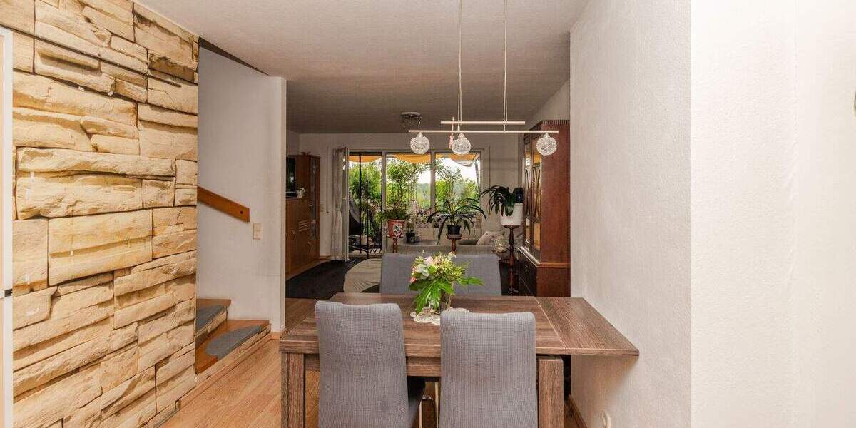 RUHIG WOHNEN, STADTNAH LEBEN Reihenhaus mit Garten, Dachterrasse und TG-Stellplatz 4 zimmer