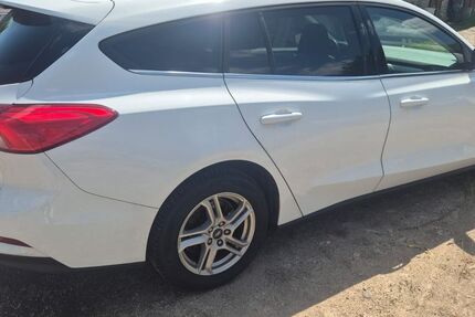 Ford Focus 124.500 km 9.999 &euro; Merseburg 06217